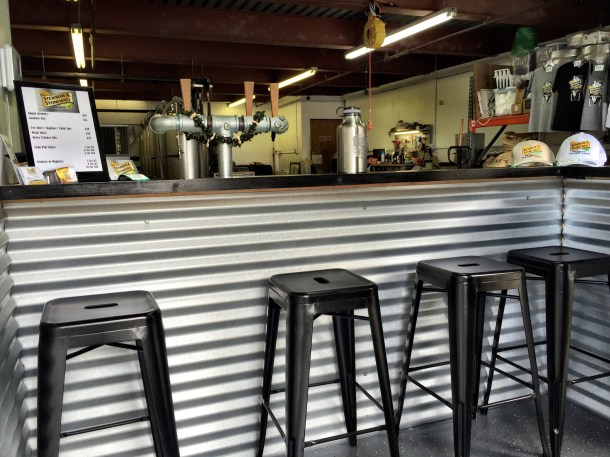 stewbum and stonewall brewing company tasting room kaneohe hawaii